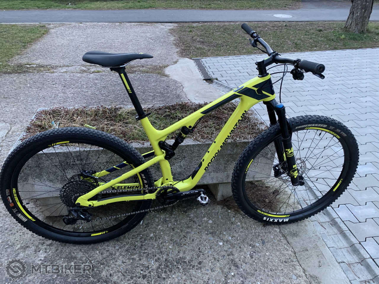 Rocky Mountain Element 50 Carbon 2018 ve kos L v z ruke