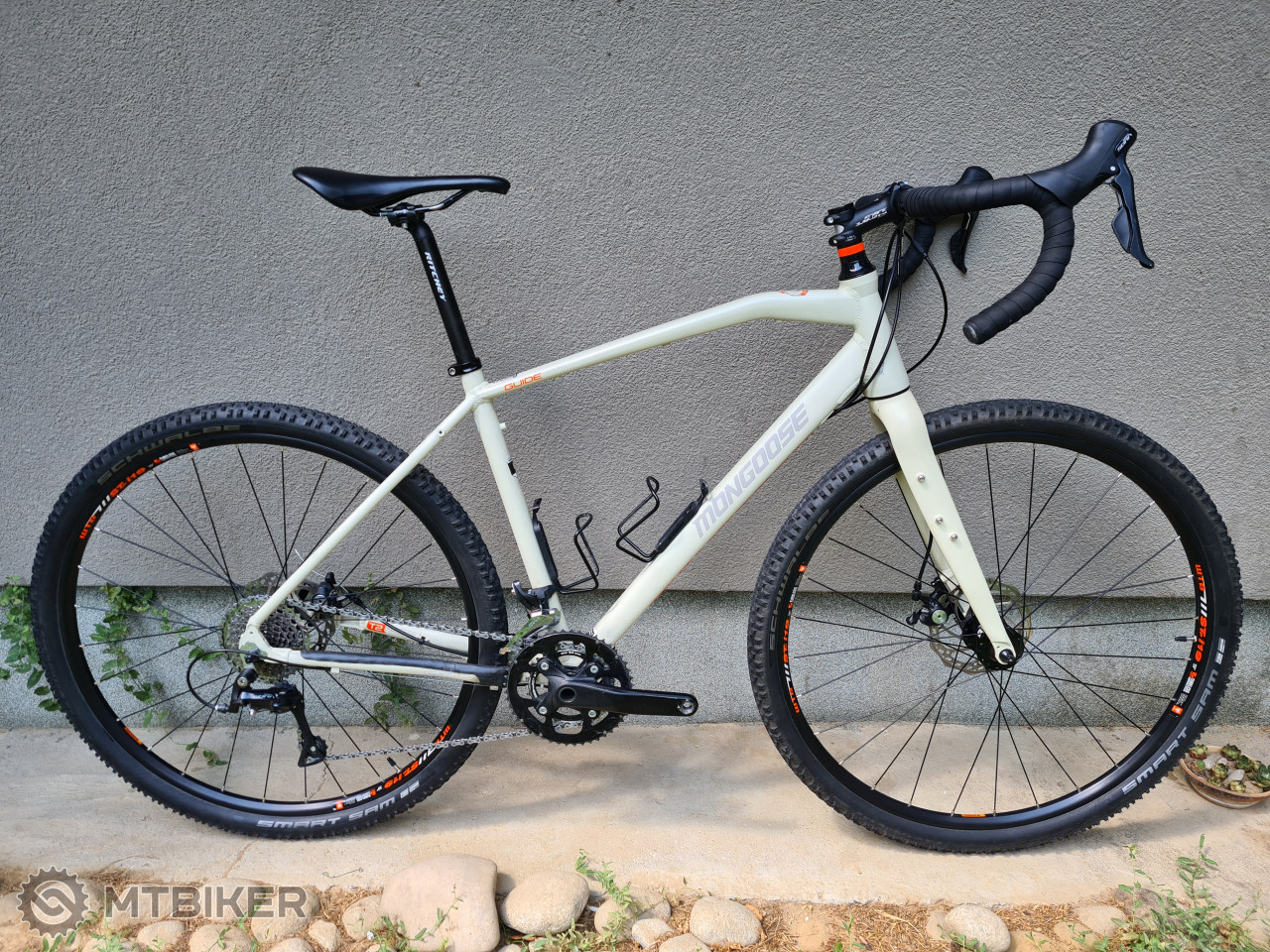 mongoose selous sport gravel road bike with 700cm wheel