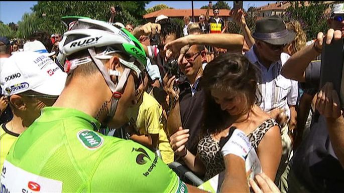 Zdroj: Facebook - Peter Sagan podpisuje.