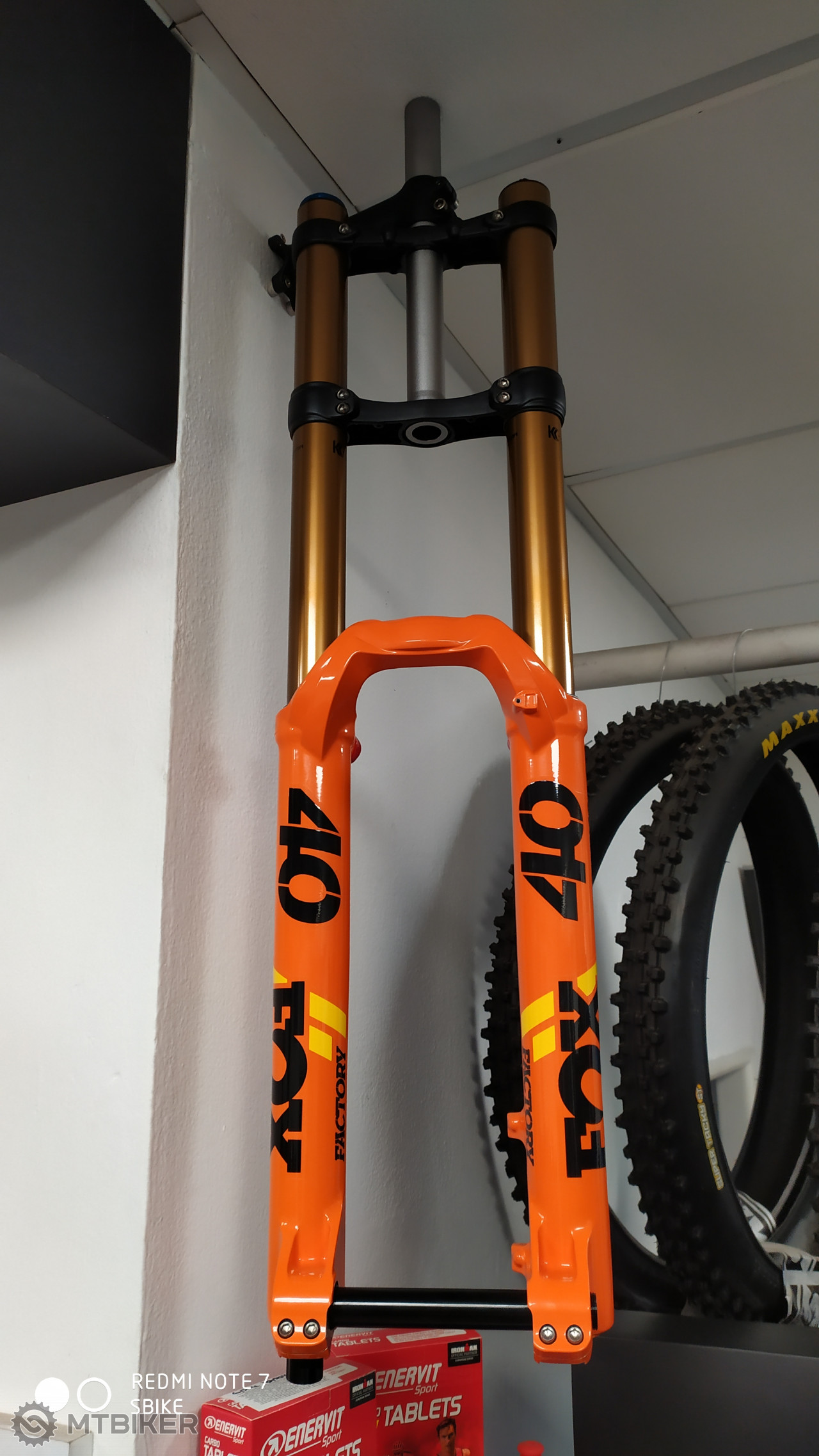 Fox 40 Float FIT Grip2 Factory 27.5" Orange Odpružené vidlice na 27.5