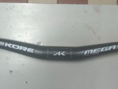 Kore Mega + Predstavec Kore