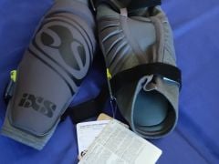 Carve Evo+ Knee guards grey velikost M nové s visačkou