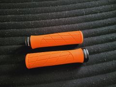 Nové gripy Ergon GA2 juicy orange