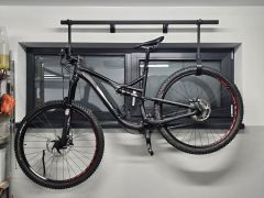 Drziak bicykla na stenu - do okna / setri priestor/