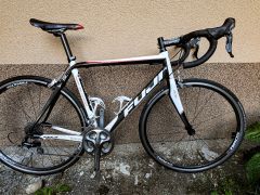 Carbonový cestný bicykel Fuji