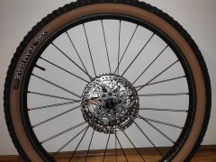 Sada kolies Bontrager Line Comp 30 + plaste + kotuce + magnet, BEZ Kazety