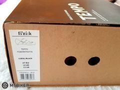 Nové zabalené tretry Fizik Tempo Powerstrap R5 Coral/Black veľ. 47