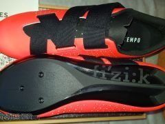 Nové zabalené tretry Fizik Tempo Powerstrap R5 Coral/Black veľ. 47