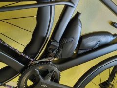 Komplet karbónový cestný bicykel s elektronickou preha..