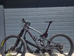 Trek Slash 9.8 XT XL Gen 5 Lithium Grey+ FOX Prilba (Nova)