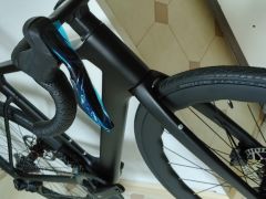 Komplet karbónový cestný bicykel s elektronickým radením