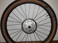 Sada kolies Bontrager Line Comp 30 + plaste + kotuce, BEZ Kazety