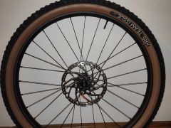 Sada kolies Bontrager Line Comp 30 + plaste + kotuce, BEZ Kazety