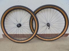 Predné Os 15x110 mm. Zadné 10x135 mm. R.Upinak.