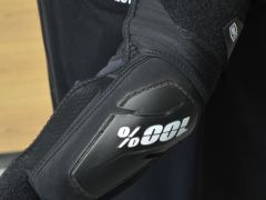 Chrániče lakťov 100% Fortis Elbow Guards  black