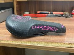 Chromag sedlo rúžová