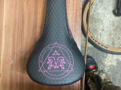 Chromag sedlo rúžová