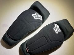 Fox chrániče lakťov