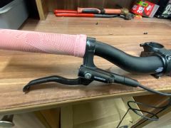 Deity rajdy s brzdou gripmi a predstavcom