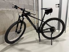 Cube Race ONE black n flashred velkost 17