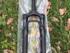 Odpružená vidlice SR Suntour Mobie34 2026, 27,5 palce,800 mm