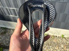 Karbonové sedlo PRO