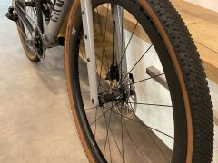 Canyon Grizl CF SL, el. Sram Rival Axs, karbonové DT Swiss GRC 1400 + druhá kola