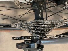 Canyon Grizl CF SL, el. Sram Rival Axs, karbonové DT Swiss GRC 1400 + druhá kola
