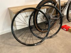 Canyon Grizl CF SL, el. Sram Rival Axs, karbonové DT Swiss GRC 1400 + druhá kola