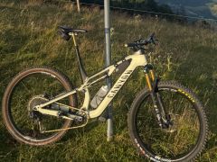Canyon Neuron CF 9 celokarbón, Full Fox Kashima, Sram AXS