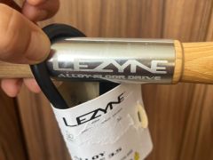 Prémiová servisná pumpa Lezyne Alloy Floor Drive