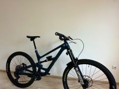 YT Capra Uncaged12 Flight Attendant