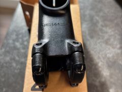 Newmen Evolution 318.4 predstavec