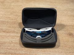 100% Speedtrap, Okuliare - Matte White - Hiper Blue Multilayer Mirror Lens
