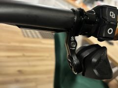 Tlačidlo POD a Sram AXS Ultimate Infinite Clamp objímka elektronického radenia