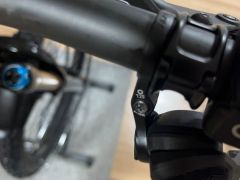 Tlačidlo POD a Sram AXS Ultimate Infinite Clamp objímka elektronického radenia