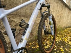 Horské kolo Cube AIM SLX blueblossom 'n' pearl 2025 Najeto 200km. Stav noveho kola.