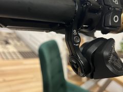 Tlačidlo POD a Sram AXS Ultimate Infinite Clamp objímka elektronického radenia