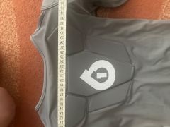 Chránič hrude a ramien  Sixsixone