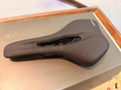 Nove sedlo Prologo Akero R PAS 150