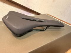 Nove sedlo Prologo Akero R PAS 150