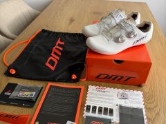 Silniční tretry DMT KR0 EVO White/Silver vel. 43,5 + Záruka