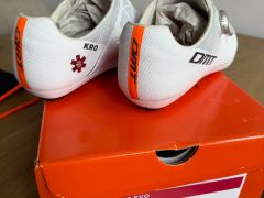 Silniční tretry DMT KR0 EVO White/Silver vel. 43,5 + Záruka