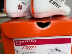Silniční tretry DMT KR0 EVO White/Silver vel. 43,5 + Záruka