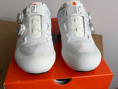 Silniční tretry DMT KR0 EVO White/Silver vel. 43,5 + Záruka