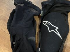 Alpinestars Paragon Plus chrániče kolien čierne/ biele