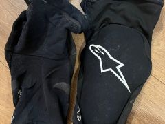 Alpinestars Paragon Plus chrániče kolien čierne/ biele