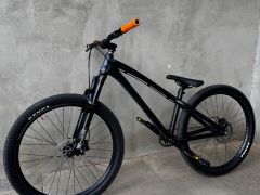 Custom Dartmoor 26Player dirt jumper