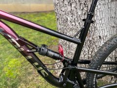 Kellys swag 30, garnet red, veľ. L