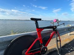 Rýchlo vyzerajúci Trek Speed Concept SLR 6 AXS 2024